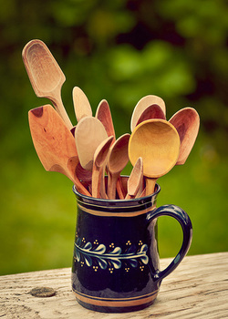Hand carved wooden spoons by frischesholz